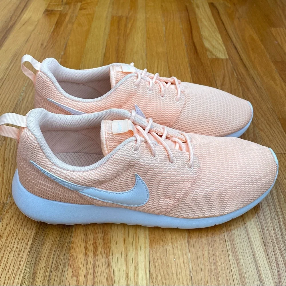 Nike Roshe One Women’s Sneakers